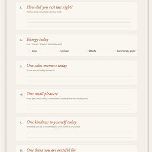 Puede incluir: Una p&aacute;gina de diario titulada Day 1 con una l&iacute;nea para la fecha. Incluye seis preguntas numeradas como How did you rest last night, Energy today con casillas, One calm moment, One small pleasure, One kindness to yourself y One thing you are grateful for. El texto inferior dice Write honestly rather than beautifully.