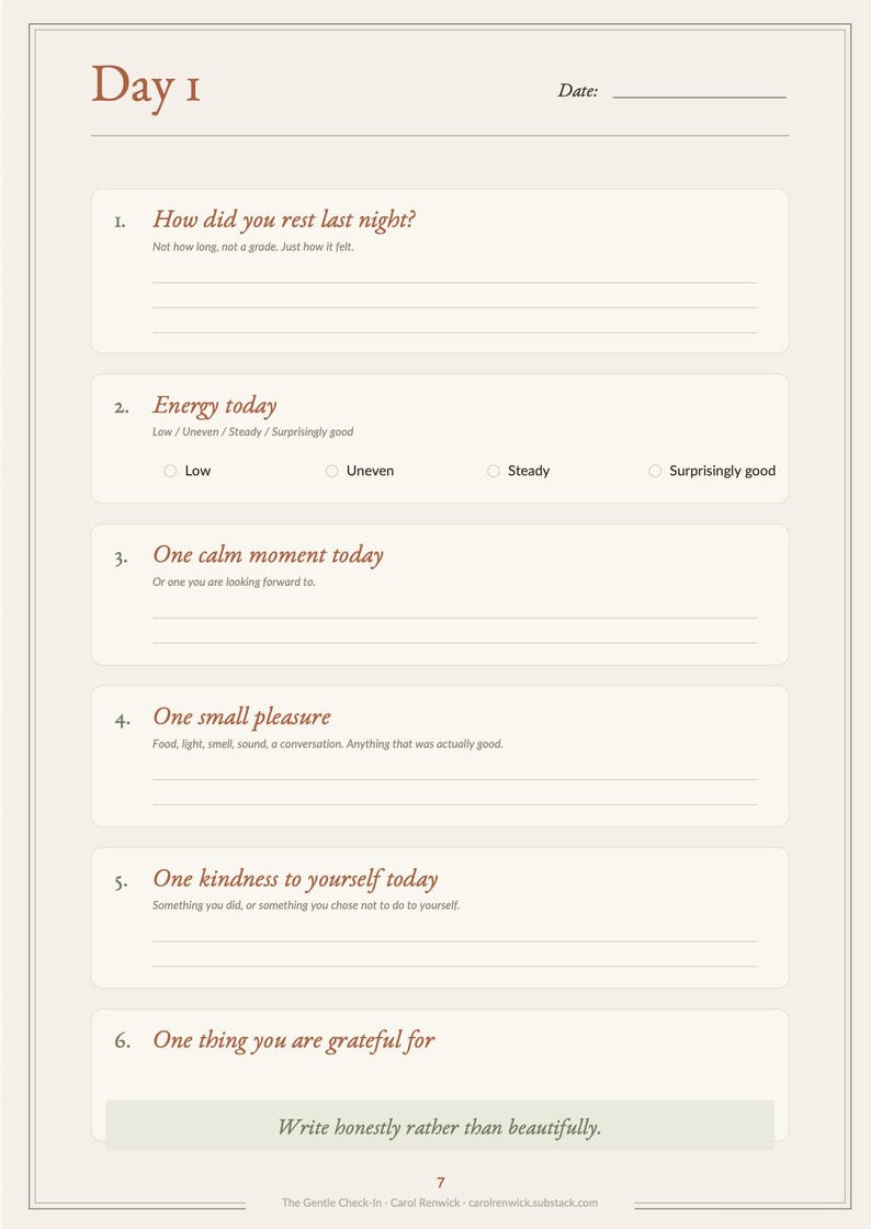 Puede incluir: Una p&aacute;gina de diario titulada Day 1 con una l&iacute;nea para la fecha. Incluye seis preguntas numeradas como How did you rest last night, Energy today con casillas, One calm moment, One small pleasure, One kindness to yourself y One thing you are grateful for. El texto inferior dice Write honestly rather than beautifully.