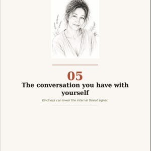 Puede incluir: Una p&aacute;gina con un boceto a l&aacute;piz en blanco y negro de una persona con cabello ondulado, flanqueada por ramas de lavanda. Debajo de la ilustraci&oacute;n, el texto dice 05, The conversation you have with yourself, y Kindness can lower the internal threat signal.