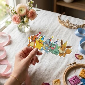 Toppa termoadesiva "Happy Birthday" di Pokémon Starter, applicazione ricamata da cucire a tema anime PKM, regalo di compleanno per bambini, per mamma, papà, gamer, ragazzi e ragazze.