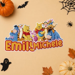 Op de afbeelding: Een decoratieve geborduurde patch met Winnie de Poeh-personages, waaronder Iejoor, Teigetje, Knorretje en Roe, met de namen Emily en Michele geborduurd in dikke gele letters met een rode omlijning op een gestructureerde achtergrond.