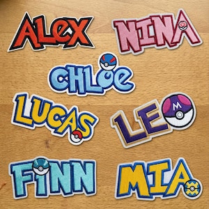 Op de afbeelding: Zes geborduurde naamemblemen met de namen Alex, Nina, Chloe, Lucas, Leo, Finn en Mia. Elk embleem bevat een kleurrijk Poké Ball-ontwerp dat in de letters is verwerkt, met verschillende kleurenschema's voor elke naam en witte randen.