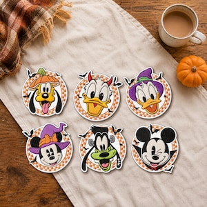 Puede incluir: Seis parches bordados circulares con personajes de Disney en disfraces de Halloween. Los diseños incluyen a Pluto con una calabaza, el Pato Donald como diablo, Daisy como bruja, Minnie Mouse como bruja, Goofy como Frankenstein y Mickey Mouse como vampiro.