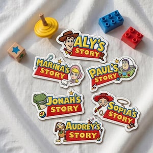 Può includere: Sei toppe in tessuto ricamato con personaggi dei cartoni animati e il testo 'STORY' con vari nomi tra cui Aly's, Marina's, Paul's, Jonah's, Sophia's e Audrey's. Ogni toppa ha una base rossa, scritte gialle e un'illustrazione unica del personaggio.
