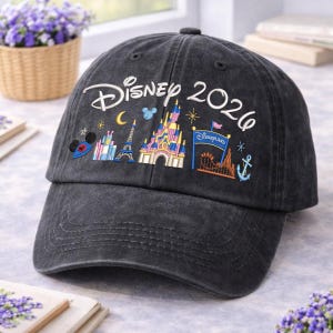 Disney-Mütze mit Stickerei „2026“, passende bestickte Kappe für den Familienausflug ins Disneyland, Reiseaccessoires im Stil der 90er-Jahre für Mädelsurlaube, Retro-Mama-Mütze für den Park