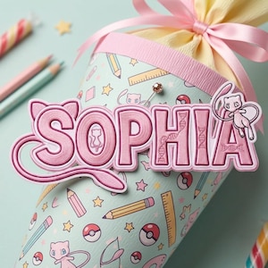 Puede incluir: Un cono de regalo azul claro con un patrón repetitivo de lápices, reglas, estrellas y pokeballs. El nombre SOPHIA aparece en grandes letras rosas con una ilustración del personaje Mew y detalles de hélice de ADN.