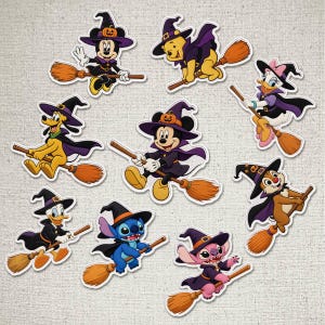 Peut inclure: Un ensemble de neuf autocollants découpés représentant divers personnages de dessins animés vêtus de costumes de sorciers violets et noirs, chevauchant chacun un balai en bois. Les personnages incluent des souris, un ours, un canard, un chien, un tamia et deux créatures extraterrestres.