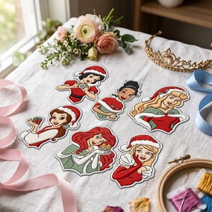 Può includere: Sei toppe ricamate raffiguranti personaggi femminili che indossano cappelli da Babbo Natale rossi e bianchi e abiti festivi. Le toppe mostrano varie figure con colori di capelli e stili distinti, ognuna con un piccolo regalo o oggetto festivo.
