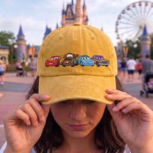 Cappello ricamato di Saetta McQueen, cappellino ricamato Disney Cars, accessori da viaggio Radiator Springs, vintage, Mater, Sally, Doc Hudson, regalo retrò