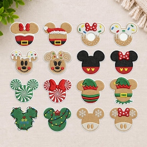 Pode incluir: Uma coleção de dezasseis emblemas bordados em forma de cabeças de rato, com vários temas festivos, incluindo pão de mel, bengalas doces, árvores de Natal, fatos de Pai Natal e donuts festivos com granulado colorido e laços.
