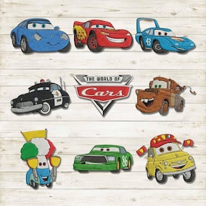 Peut inclure: Une collection d'écussons brodés représentant des personnages du film Cars, dont Flash McQueen, Martin et d'autres, disposés autour d'un logo central portant l'inscription The World of Cars en lettres rouges et argentées sur fond blanc.