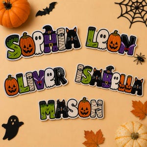 Może przedstawiać: Pięć spersonalizowanych tabliczek z imionami z haftowanymi literami o tematyce Halloween. Imiona Sophia, Leon, Oliver, Isabella i Mason zostały ułożone z postaci w kształcie dyń, duchów, mumii, czarnych kotów oraz potworów Frankensteina.