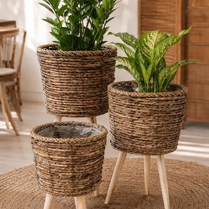 Set of 3 Woven Plant Stands with Wooden Legs, Straw Basket Planters with Plastic Liner, Boho Indoor Flower Pot Set, Rustic Urban Jungle