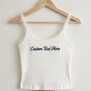Aangepaste geborduurde kanten cami-tanktop, gepersonaliseerde teksttank, top bruidsfeest, pyjamatop bruid, vrijgezellencadeau, shirt aangepast script