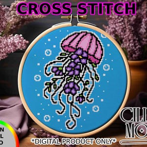 Könnte beinhalten: Ein Kreuzstich-Stickrahmen mit einem pixeligen Quallen-Design. Die Qualle hat eine rosa Glocke und lila Details auf hellblauem Hintergrund. Der Text "CROSS STITCH" steht oben. Der Text "NOT AN ACTUAL PHOTO" und "*DIGITAL PRODUCT ONLY*" stehen unten.