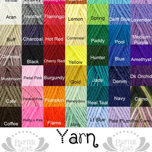 Może przedstawiać: Tabela kolor&oacute;w wł&oacute;czki z nazwami dla każdego koloru. Kolory obejmują biały, jasnoszary, szokujący r&oacute;ż, marchewka, robaczek świętojański, turkus, orchidea, aran, wrzos, flaming, cytryna, wiosna, błękit delftski, lawenda, bufor, węgiel drzewny, intensywny czerwony, kasza kukurydziana, paddy, basen, średni fiolet, owsianka, czarny, wiśniowy czerwony, ż&oacute;łty, myśliwy, niebieski, ametyst, grzyb, jasnor&oacute;żowy, bordowy, złoty, jadeit, denim, ciemna orchidea, kawa, idealny r&oacute;ż, dynia, melon, prawdziwy turkus, granatowy, kamuflaż, kawa, ładny r&oacute;ż, płomień, mięta, jasnoniebieski, blady śliwkowy, r&oacute;żowy kamuflaż. Tabela jest oznaczona jako "Kolory wł&oacute;czki" z tekstem "Eternal Light Shop" po obu stronach.