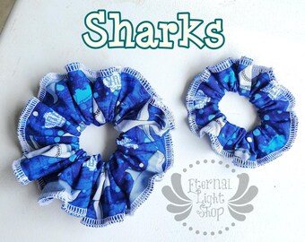Handgjort haj-scrunchie-set