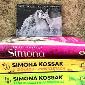SIMONA KOSSAK / CARTOLINA / Layout Simona Dimitri / ILLUSIMi // seconda edizione Maggio 2025 stampata su carta riciclata