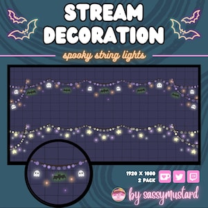 Op de afbeelding: Twee sets paarse en witte lichtslingers met geesten en vleermuizen die eraan hangen. De lichten bevinden zich op een donkerblauwe achtergrond met een rasterpatroon. De tekst "STREAM DECORATION spooky string lights" bevindt zich bovenaan de afbeelding. De tekst "1920 x 1080 2 PACK by sassy mustard" bevindt zich onderaan de afbeelding.
