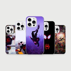 Könnte beinhalten: Fünf Smartphone-Hüllen mit verschiedenen grafischen Illustrationen einer Figur in einem schwarz-roten Anzug mit Spinnenemblem. Die Designs zeigen Stadtlandschaften, abstrakte Muster und minimalistische schwarze Hintergründe mit leuchtend roten Augen.