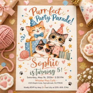 Puede incluir: Una invitación rectangular con tres gatitos ilustrados que llevan gorros de fiesta y accesorios, rodeados de regalos y confeti. El texto dice: Purr-fect Party Parade! Sophie is turning 5! Sábado 16 de mayo de 2026, 14:30, Whisker Play Café, 248 Maple Lane, Sunnybrook, CA 91250. RSVP antes del 2 de mayo a Lily al 555-018-2746.