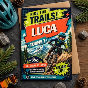 Può includere: Un biglietto d'invito di compleanno rettangolare a tema mountain bike con il testo RIDE THE TRAILS! LUCA TURNS 7. Il design mostra un ciclista con casco blu su un sentiero sterrato, montagne e i dettagli dell'evento.