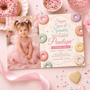 Op de afbeelding: Een rechthoekige verjaardagsuitnodigingskaart met een foto van een kind in een roze tule jurk aan de linkerkant en tekst aan de rechterkant: Sugar, Spice & Sprinkles, Join us for a darling donut celebration, Penelope is turning three.