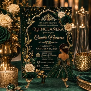 Peut inclure: Une carte d'invitation pour Quinceañera vert foncé et or avec l'illustration d'une personne en robe verte, des roses blanches et vertes, des papillons dorés et le texte invitant à célébrer la Quinceañera de Camila Navarro par M. et Mme Delgado.