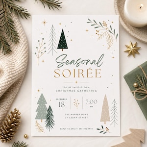 Könnte beinhalten: Eine weiße rechteckige Einladungskarte mit dem Text Seasonal SOIRÉE, YOU'RE INVITED TO A CHRISTMAS GATHERING, DECEMBER 18, 7:00 PM, THE HARPER HOME 27 CEDAR STREET und REPLY TO EMILY 555-902-1440, verziert mit grünen und beigen Bäumen.