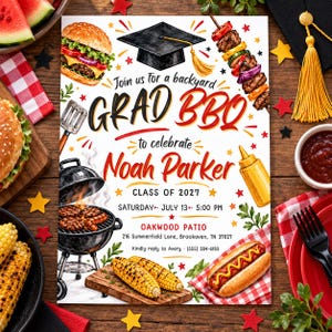 Può includere: Un invito per un barbecue di laurea con tocco nero, hamburger, spiedino, barbecue, pannocchie e hot dog. Il testo recita: Join us for a backyard GRAD BBQ to celebrate Noah Parker CLASS OF 2027.