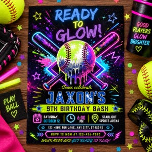 Puede incluir: Una tarjeta de invitación de cumpleaños rectangular con fondo negro y gráficos de neón de dos bates de béisbol cruzados y una pelota de béisbol goteando. El texto dice: READY TO GLOW! JAXON'S 9TH BIRTHDAY BASH, OCTOBER 12, 6:00 PM.