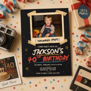 Puede incluir: Una tarjeta de invitación de cumpleaños negra con una foto de un niño en peto etiquetada THROWBACK (1989), y texto blanco y rojo JACKSON'S 40TH BIRTHDAY, sábado 6 de febrero a las 18:30, 456 Maplewood Lane, Nashville, TN 37209, RSVP a Emily (555) 222-7814.