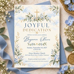 Pode incluir: Um cartão de convite retangular intitulado JOYFUL DEDICATION com uma cruz dourada, nuvens azuis e motivos florais. O texto inclui Benjamin Oliver, domingo, 14 de setembro de 2027, às 10:30, Grace Meadow Church, 214 Cedar Bloom Road, Franklin, Tennessee.