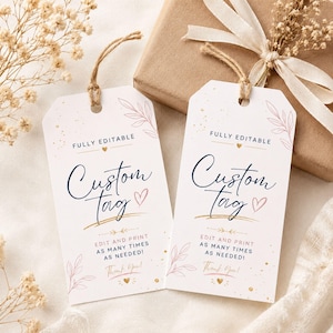 Puede incluir: Dos etiquetas de regalo rectangulares de papel blanco con esquinas superiores redondeadas, con texto en cursiva azul oscuro que dice Custom tag, hojas dibujadas con líneas rosas, puntos dorados pequeños y el texto Fully editable, Thank you.