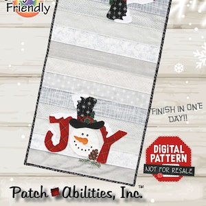 Peut inclure: Un modèle de courtepointe numérique pour un chemin de table sur le thème du bonhomme de neige intitulé "Snowman Joy". Le modèle est un chemin de table à réaliser au fur et à mesure mesurant 38 cm sur 78 cm. Le modèle présente deux bonhommes de neige, l'un avec les lettres "JO" et l'autre avec la lettre "Y". Le modèle est étiqueté "Jelly Roll Friendly" et "Niveau de difficulté facile".