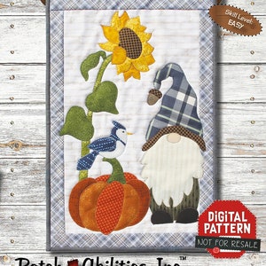 Könnte beinhalten: Ein digitales Muster für einen gesteppten Wandbehang mit einem Gnom, einer Sonnenblume, einem Blauhäher und einem Kürbis. Das Design trägt den Titel "Hangin' with a Fall Gnome" und enthält den Text "hello fall". Das Muster ist 30,5 cm x 45,7 cm groß und als einfach eingestuft.