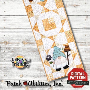 Może przedstawiać: Cyfrowy wzór do patchworku na bieżnik stołowy przedstawiający gnoma-pszczołę z ulem i kwiatem. Wzór nosi nazwę "Spring Bee Gnome" i ma wymiary 31,75 cm x 91,44 cm. Wzór jest oznaczony jako "Jelly Roll Friendly" i "Poziom średniozaawansowany". Wzór pochodzi od Patch Abilities, Inc. i nie jest przeznaczony do odsprzedaży.