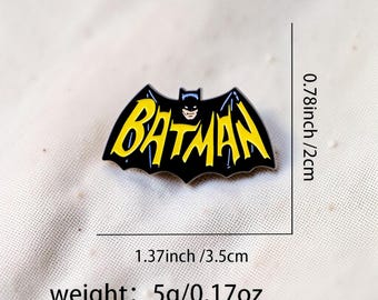 Broche de esmalte com o logotipo do Batman, estilo quadrinhos, preto e amarelo, inspirado em super-heróis, ideal para mochilas e lapelas.