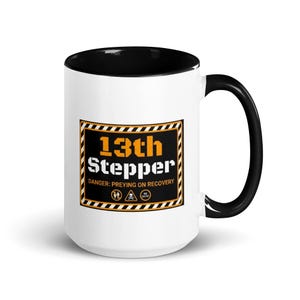 Lustige 13 Stepper Akzent Tasse - Sarkastische Genesung Zweifarbige Kaffeetasse - Retro Warnetikett Nüchternheit Geschenk für Pate Freund