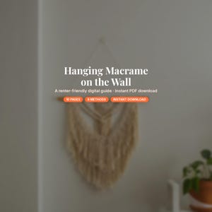 Może przedstawiać: Cyfrowy przewodnik zatytułowany Hanging Macrame on the Wall, zawierający tekst A renter-friendly digital guide, Instant PDF download, 10 PAGES, 6 METHODS oraz INSTANT DOWNLOAD, wyświetlony na rozmytym obrazie kremowej makramy ściennej.