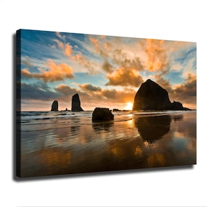 Leinwanddruck „Haystack Rock“ von Cannon Beach: Fotografie einer Küstenlandschaft in Oregon bei Sonnenuntergang