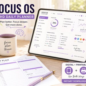 Peut inclure: Une tablette numérique affichant l'interface du planificateur quotidien Focus OS ADHD avec un tableau de bord, un emploi du temps et des listes de tâches. À côté se trouvent une tasse en céramique avec le texte focus plan thrive, une feuille de planning imprimée et un stylo violet sur un bureau.
