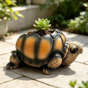 Pode incluir: Um vaso em forma de tartaruga com uma carapaça castanho-escura e amarelo-dourada, apresentando cabeça e membros de textura castanho-clara. A carapaça serve como recipiente para uma pequena planta suculenta verde plantada em terra escura.
