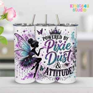 Puede incluir: Un vaso cilíndrico blanco con pajita de metal que presenta un gráfico de un hada con alas iridiscentes, mariposas y destellos morados y azul verdoso. El texto dice: POWERED BY Pixie Dust & ATTITUDE, junto a una ilustración de una corona.