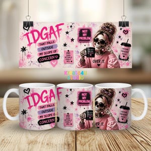 Może przedstawiać: Biały ceramiczny kubek z różowo-czarnym wzorem graficznym. Nadruk przedstawia szkielet w okularach przeciwsłonecznych, tekst IDGAF THAT FALLS OUTSIDE MY SCOPE OF CONCERN, NOT MY PROBLEM oraz CAFFEINE CONFIDENCE CHAOS, a także gwiazdki i serduszka.