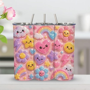 Peut inclure: Un gobelet cylindrique avec une paille en métal présentant un motif répétitif d'icônes de dessins animés souriantes et scintillantes, incluant des cœurs roses, des étoiles jaunes, des fleurs bleues, des arcs-en-ciel, des éclairs et des nuages blancs.
