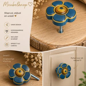 Op de afbeelding: Een bloemvormige meubelknop met donkerblauwe bloemblaadjes en een geel en oranje centrum. De knop is voorzien van een metalen schroefbevestiging. De tekst op de afbeelding bevat EMI OUTLET, BLOEM Meubelknop, Sfeervol, stijlvol en uniek, UNIEK DESIGN, HOOGWAARDIGE KERAMIEK, INCLUSIEF SCHROEF, PERFECT ALS CADEAU, Detail, Hoogwaardige afwerking, Perfect voor elk meubel, VOEGT KARAKTER TOE AAN JE INTERIEUR en KLEIN DETAIL GROOT VERSCHIL.