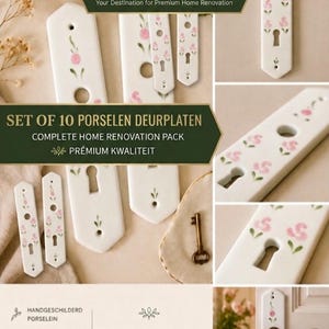 Könnte beinhalten: Ein Set aus zehn weißen Porzellan-Türschildern mit handgemalten rosa Blumenmotiven und grünen Blättern. Jedes rechteckige Schild hat eine spitz zulaufende Ober- und Unterseite, ein zentrales rundes Loch sowie einen unteren Schlüssellochausschnitt.