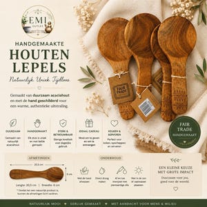 Op de afbeelding: Vier houten lepels met een ronde kop van acaciahout met uitgesneden geometrische patronen op de handvatten. De lepels worden getoond met een maataanduiding van 20,5 cm lang en 6 cm breed, samen met tekst over onderhoudsinstructies en fairtrade-certificering.