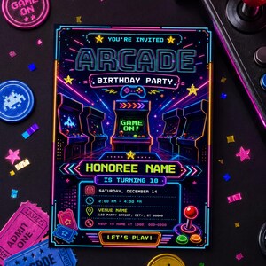 Puede incluir: Una invitaci&oacute;n rectangular para fiesta de cumplea&ntilde;os con tem&aacute;tica arcade, con gr&aacute;ficos estilo ne&oacute;n de m&aacute;quinas recreativas, un mando y estrellas. El texto dice YOU'RE INVITED, ARCADE BIRTHDAY PARTY, GAME ON, HONOREE NAME, IS TURNING 10 y LET'S PLAY.